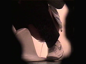 都内某所の飲食店トイレ排泄盗撮スパイカメラ映像4時間34人　サンプル画像09